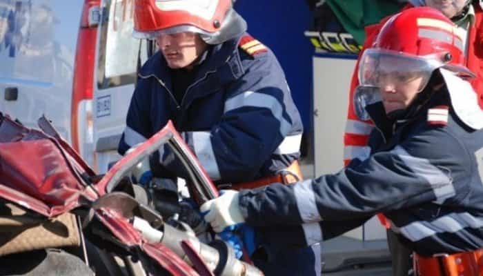 Prahovean rănit după ce a intrat cu maşina într-un cap de pod. A fost scos de echipajul de descarcerare