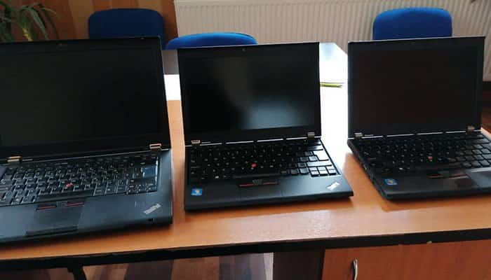 16 laptopuri donate unei comune din Prahova, pentru cursurile on-line. Localitatea tocmai a intrat în scenariul galben