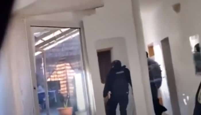 Doi "traci" şi-au pierdut copiii pe motiv de rele tratamente. A fost nevoie de o intervenţie în forţă a jandarmilor