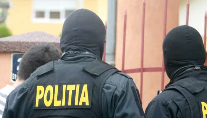 Zece "interpreţi", acuzaţi că au obţinut ajutoare pe fondul pandemiei în baza unor documente false