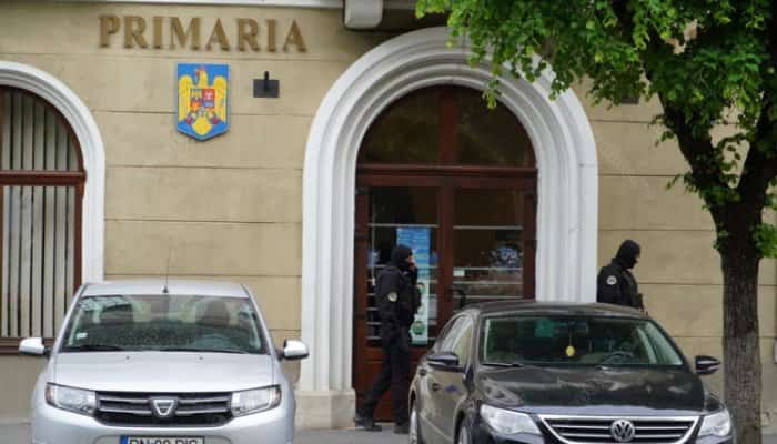 Percheziţii de amploare la Primăria Bistriţa şi la mai mulţi angajaţi, într-un dosar de abuz şi constituire de grup infracţional organizat