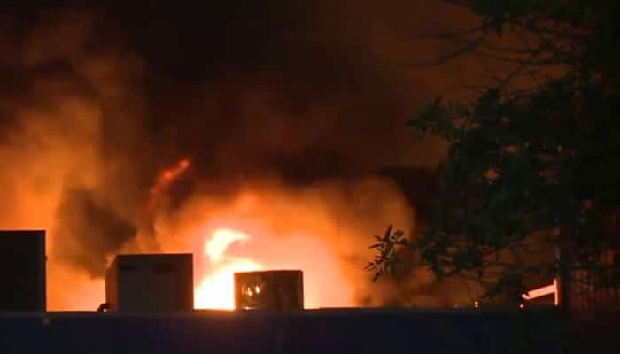 Pompierii din patru județe au fost mobilizați pentru stingerea unui incendiu la o fabrică de frigidere din Timiș