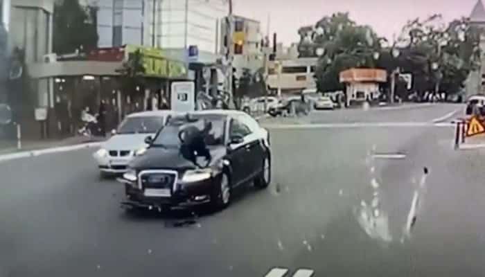 VIDEO | Biciclist spulberat de o maşină, după ce a forţat intrarea într-o intersecţie