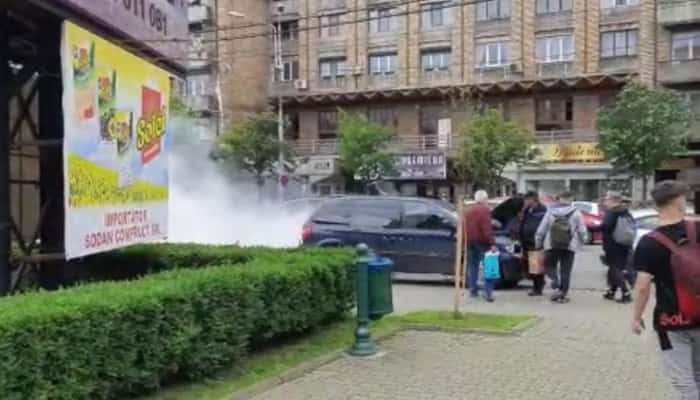 FOTO | O maşină a luat foc în centrul Ploieştiului, pe Bulevardul Republicii