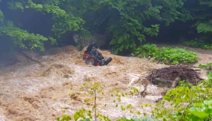 O persoană care participa la un concurs de off-road a decedat, după ce maşina a fost luată de viitură