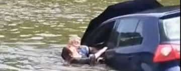 VIDEO – Un polițist local a salvat o tânără care a ajuns cu mașina în Lacul Ciric din Iași