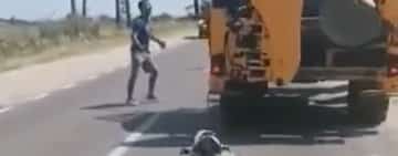 VIDEO | Un bărbat s-a ales cu dosar penal după ce a târât un câine legat de buldoexcavator