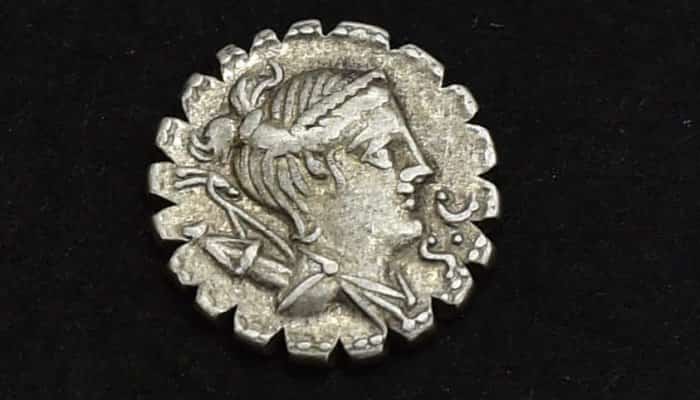 tezaur cu peste 100 de monede și podoabe de argint, din perioada Imperiului Roman.