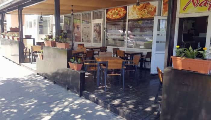 Clipe de panică, după ce un bărbat a scos un pistol şi a început să tragă, în faţa unei pizzerii din Hunedoara!