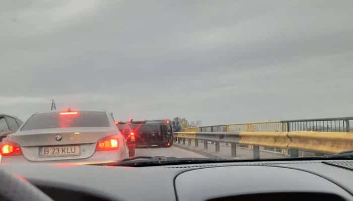 FOTO | Maşină răsturnată pe podul de lângă Cardinal Motors, la ieşirea din Ploieşti spre Târgovişte