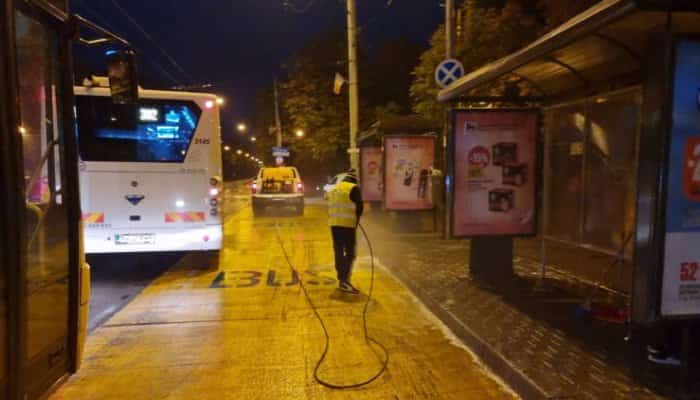 FOTO | Curăţenie în staţiile de transport public din Ploieşti, comandată de Primărie