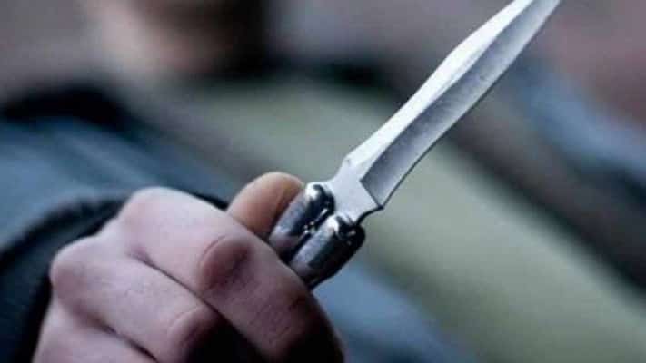 Prahoveancă sechestrată de fostul iubit. Bărbatul o amenința cu un cuțit când polițiștii au intrat peste ei