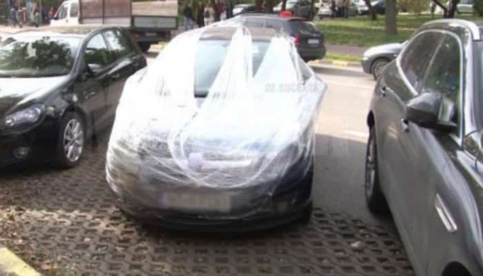 Un autoturism a fost "împachetat" după o parcare neglijentă