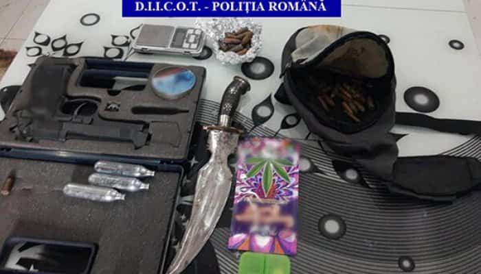 DIICOT Dâmbovița: Trei persoane, inclusiv un minor, reținute pentru trafic de droguri. Arsenal depistat în timpul perchezițiilor