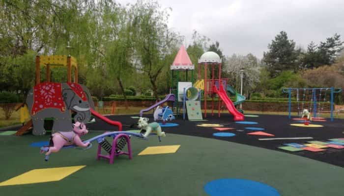 Locuri de joacă noi, amenajate acum în Ploieşti, cu sprijinul Rompetrol