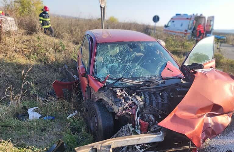 FOTO - Două mașini s-au făcut praf pe un drum județean din Prahova. Imagini de la locul accidentului