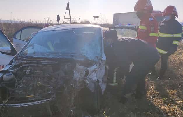 Victimă încarcerată și doi copii răniți în urma unui accident, la Bucov