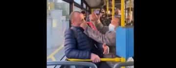Bărbat fără mască, luat la palme de o femeie în autobuz, la Cluj-Napoca (video)