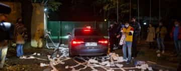Protest cu suluri de hârtie igienică la Vila Lac, unde PNL a decis începerea negocierilor cu PSD
