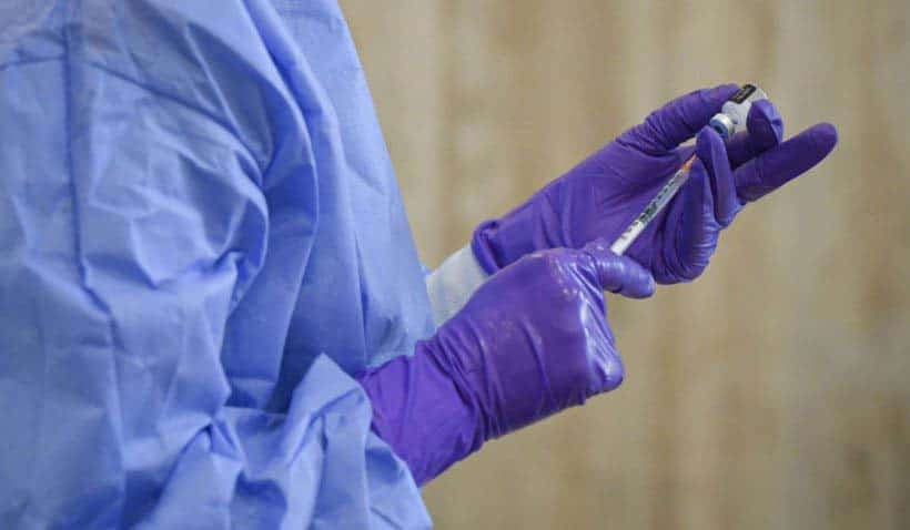 O asistentă medicală a strâns o mică avere de la oamenii care nu voiau să se vaccineze, dar aveau nevoie de certificate 