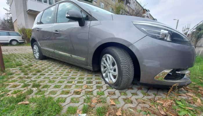 FOTO | Maşini vandalizate azi-noapte pe o stradă din vestul Ploieştiului