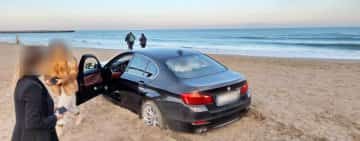 FOTO: 10.290 de lei amendă pentru o șoferiță care a intrat cu BMW-ul pe plaja din Constanța