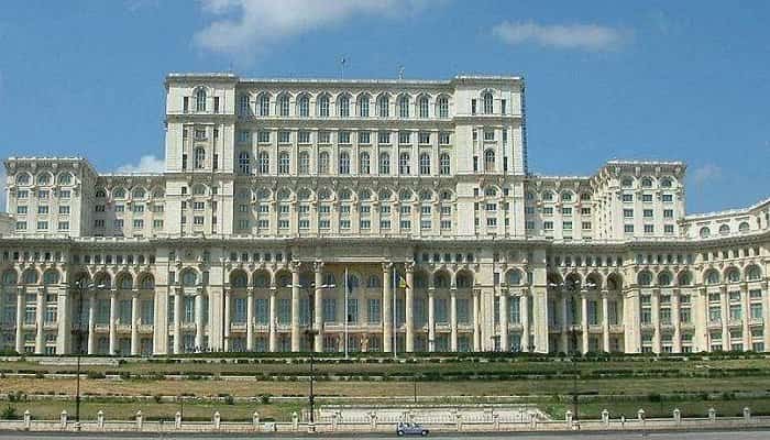 Un bărbat băut a fost găsit, azi-dimineață, în Palatul Parlamentului. Acesta sărise gardul și spărsese un geam, pentru a intra