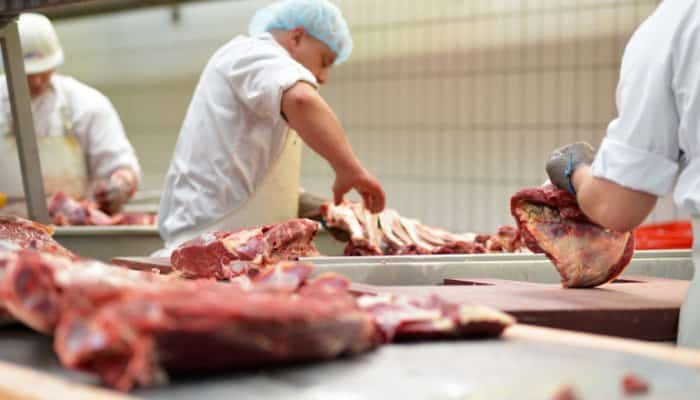 Românii nevaccinați și-ar putea pierde dreptul de a munci în Germania 