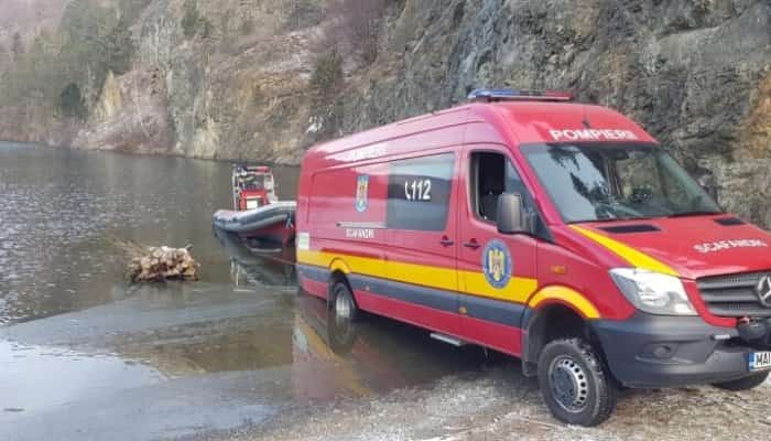 Doi bărbați au fost găsiți morți într-un lac. Mașina lor a plonjat în apă