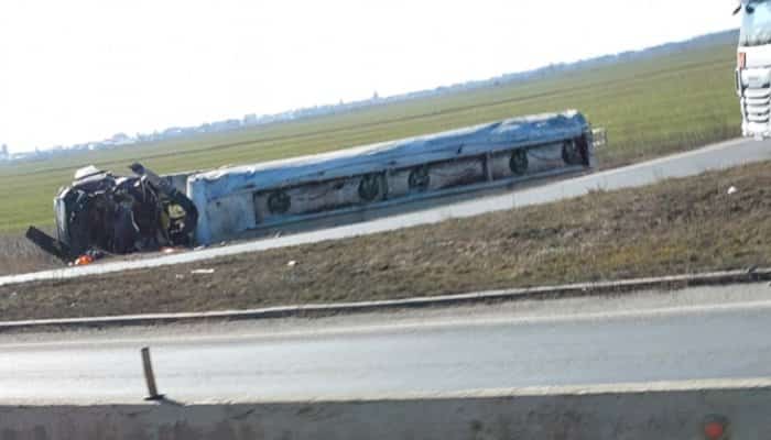 VIDEO și FOTO Cisternă cu motorină răsturnată pe Centura de Vest Ploieștiului. Sunt scurgeri de combustibil