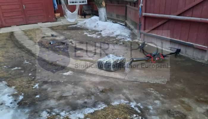 O femeie din Suceava a găsit un troller și o dronă în curtea casei și a sunat la 112