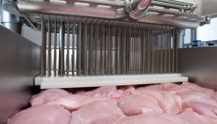 CARNE INJECTATĂ | Reţea prinsă când fura carne dintr-un depozit şi injecta restul cu saramură, ca să acopere cantităţile lipsă