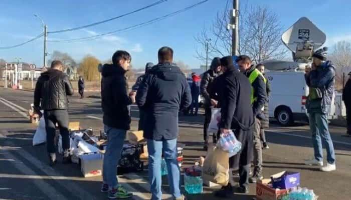 Refugiaţii din Ucraina, primiţi în Vama Siret cu apă şi alimente. Mulţi ucraineni sunt cazaţi la Suceava