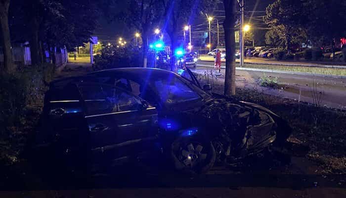 ACCIDENT PLOIEŞTI | Un şofer de 19 ani, posibil drogat, a intrat cu maşina în stâlp