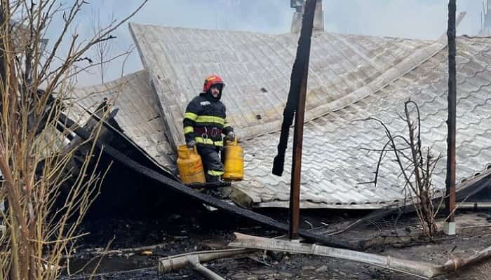 FOTO și VIDEO Gospodărie mistuită de incendiu, la Chiojdeanca