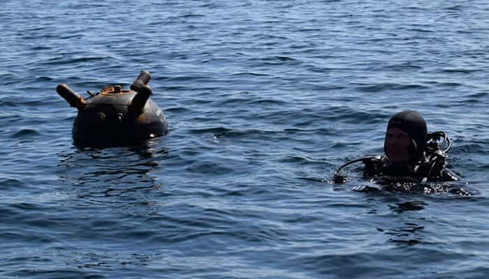 FOTO Mina care plutea în derivă, în largul Mării Negre, era de provenienţă ucraineană și conținea 20 kg de TNT. Imagini de la intervenție