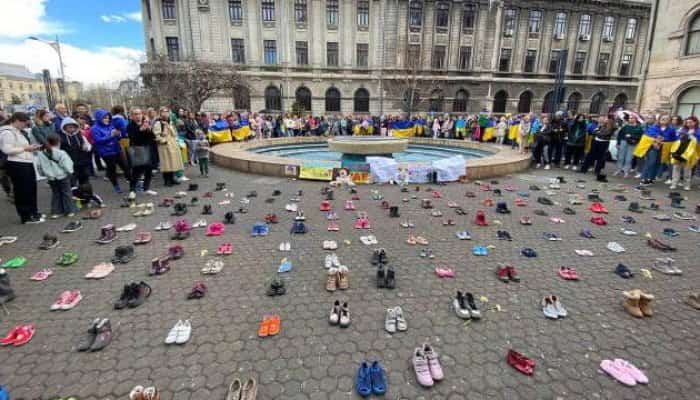 Peste 200 de pantofi de copii, așezați în Piața Universității, ca omagiu adus copiilor morţi în războiul din Ucraina