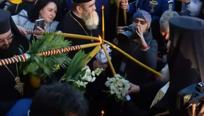 VIDEO - Sfânta Lumină a ajuns în România. La miezul nopții, va fi împărțită credincioșilor din toată țara