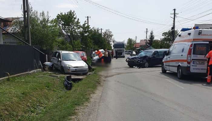 Pieton ucis într-un accident cu patru mașini, joi, în Prahova. În eveniment a fost implicat și un dric