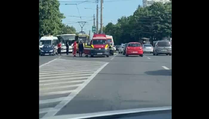 VIDEO - Tramvai, autocar, microbuz și două autoturisme implicate într-un accident, în zona Spitalul Județean Ploiești