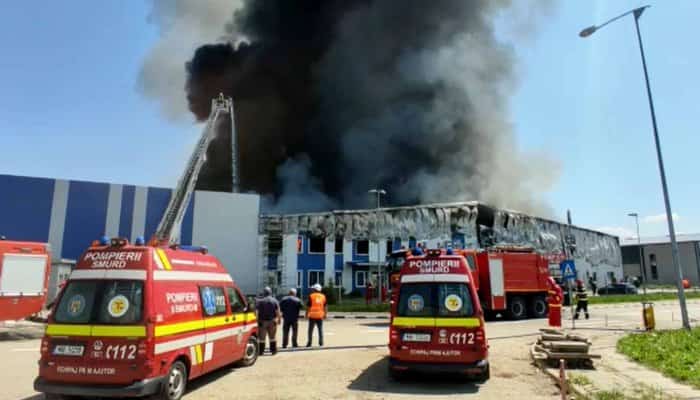 Incendiu puternic cu degajări mari de fum, la hala unei firme care produce cauciucuri, la Dej. Localnicii au fost avertizaţi prin mesaj Ro-Alert 