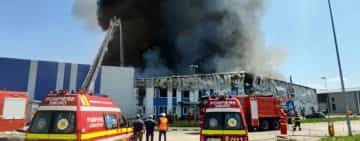 Incendiu puternic cu degajări mari de fum, la hala unei firme care produce cauciucuri, la Dej. Localnicii au fost avertizaţi prin mesaj Ro-Alert 