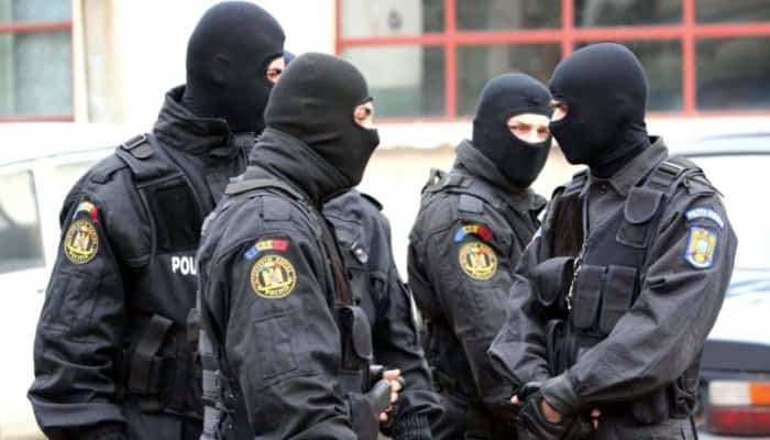 Percheziţii efectuate de poliţişti în Buzău şi Bucureşti la persoane bănuite de proxenetism, braconaj, trafic cu tutun 