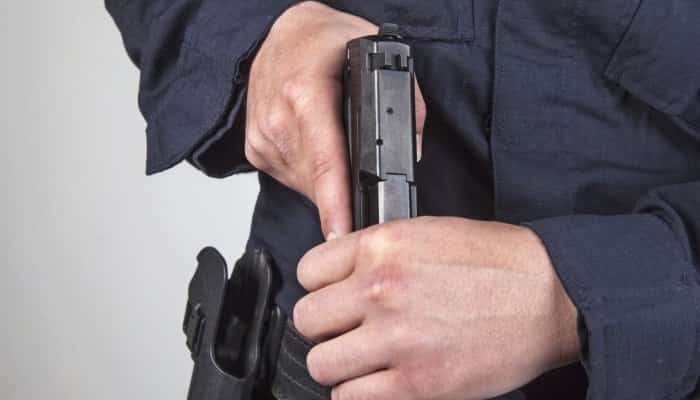 Bărbat împuşcat în picioare după ce a încercat să ia arma unui poliţist