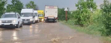 PRAHOVA | DN72 Ploiești - Târgoviște, inundat marți după-amiază. Furtuna de cod portocaliu a lăsat peste 200 de consumatori fără curent electric