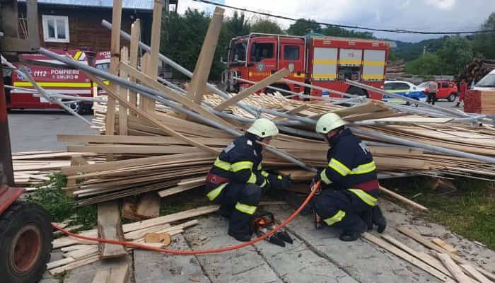 FOTO&VIDEO Imagini de la Măneciu, unde o schelă s-a prăbușit peste mai mulți muncitori