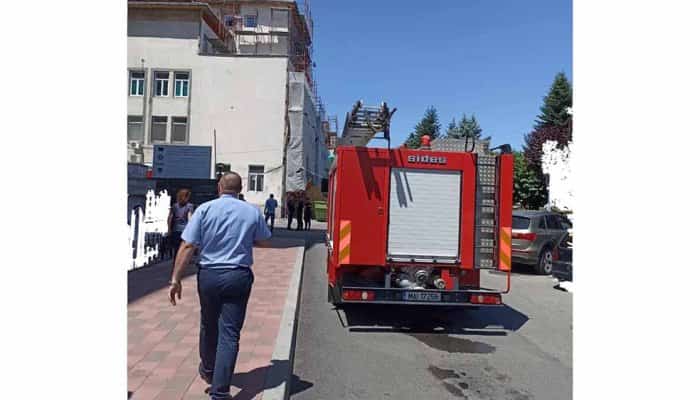 33 de persoane de pe secţia Chirurgie a SJU Târgu-Jiu, evacuate după degajări de fum pe casa liftului