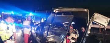 Unsprezece oameni au fost răniți după ce două microbuze s-au ciocnit pe A1, lângă Pecica