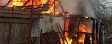 Incendiu violent în Prahova. Două case au luat foc, la Ariceștii Rahtivani