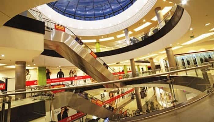 Copil de 2 ani în stare gravă după ce căzut de la etaj, într-un mall